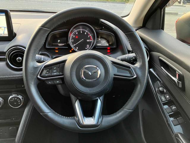 デミオ １３Ｓツーリング　４ＷＤ／衝突軽減ブレーキ／横滑防止／純正エンジンスターター／前席シートヒーター／ナビ／フルセグＴＶ／ブルートゥース／ＤＶＤ再生／バックカメラ／オート電動格納サイドミラー／オートライト／アイドリングス（15枚目）