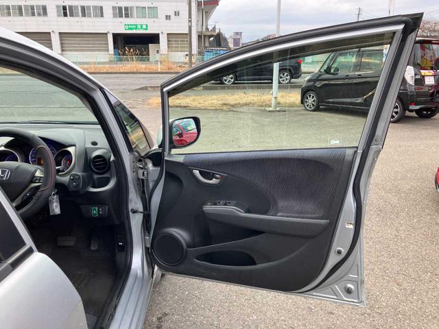 フィットハイブリッド ベースグレード　ハイブリッド／ＥＴＣ／オート電動格納サイドミラー／ナビ／フルセグＴＶ／ＤＶＤ再生／クルーズコントロール／ＥＣＯＮ／キーレス（31枚目）