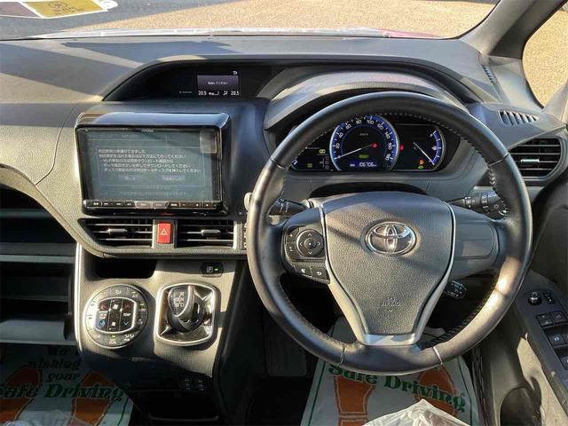 ヴォクシー ハイブリッドＶ　ドライブレコーダー　ＥＴＣ　バックカメラ　ナビ　ＴＶ　オートクルーズコントロール　両側スライド・片側電動　オートライト　ＬＥＤヘッドランプ　スマートキー　アイドリングストップ　電動格納ミラー（3枚目）