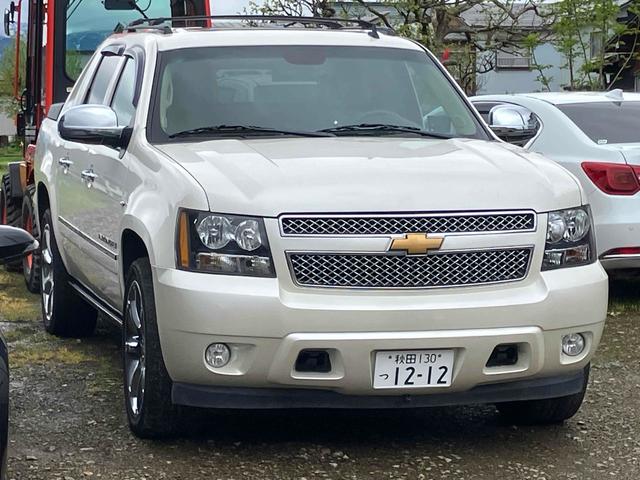 シボレーアバランチ ＬＴＺ　フリップダウンモニター　オートクルーズコントロール　ナビ　ＴＶ　バックカメラ　キーレスエントリー　電動格納ミラー　シートヒーター　シートエアコン　オートライト　アルミホイール　ＥＳＣ（13枚目）