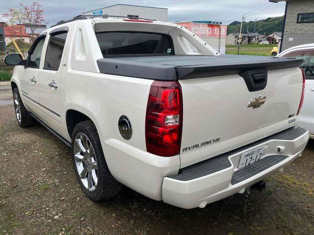 シボレーアバランチ ＬＴＺ　フリップダウンモニター　オートクルーズコントロール　ナビ　ＴＶ　バックカメラ　キーレスエントリー　電動格納ミラー　シートヒーター　シートエアコン　オートライト　アルミホイール　ＥＳＣ（15枚目）