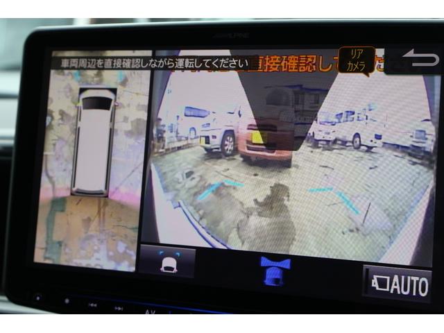 全周囲や後方確認に便利で安全な全方位型モニターとバックカメラも装備しています。