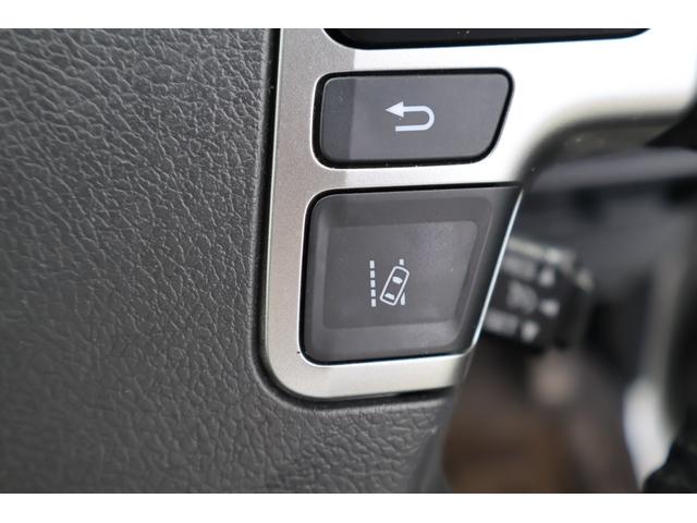 カメラが白線を検知して車線中央付近を走行するよう、車線維持を支援するレーンアシスト！