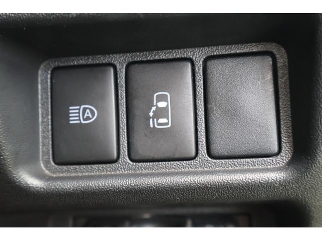 パワースライドドア装備でドアの開閉もスイッチ一つでとても簡単です。スライドドアは坂道では大人でも重くなる事があるので老若男女問わず人気の装備ですよ。