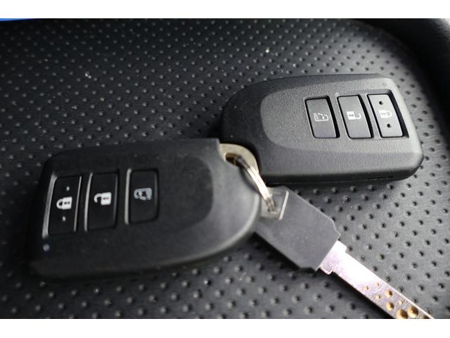 付いてて便利！とても人気の高い装備のスマートキーシステム。キーを携帯しているだけで、ドアロックの開閉並びにエンジンの始動が可能な装備です。プッシュスタートですのでエンジンの始動もボタンを押すだけです