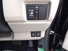 パワースライドドア装備でドアの開閉もスイッチ一つでとても簡単です。スライドドアは坂道では大人でも重くなる事があるので老若男女問わず人気の装備ですよ。 7