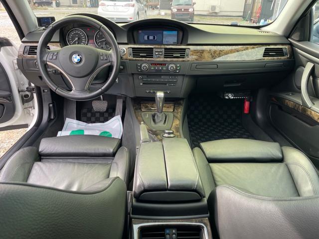 ３シリーズ ３３５ｉ　左ハンドル　ツインターボ　サンルーフ　ＢＬＩＴＺ車高調　シートヒーター付き電動黒革シート　純正ナビ　フルセグＴＶ　バックカメラ　障害物センサー　カロッツェリアＤＶＤプレーヤー　ＥＴＣ（2枚目）