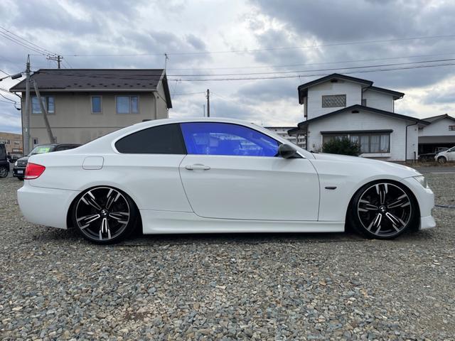 ３シリーズ ３３５ｉ　左ハンドル　ツインターボ　サンルーフ　ＢＬＩＴＺ車高調　シートヒーター付き電動黒革シート　純正ナビ　フルセグＴＶ　バックカメラ　障害物センサー　カロッツェリアＤＶＤプレーヤー　ＥＴＣ（7枚目）
