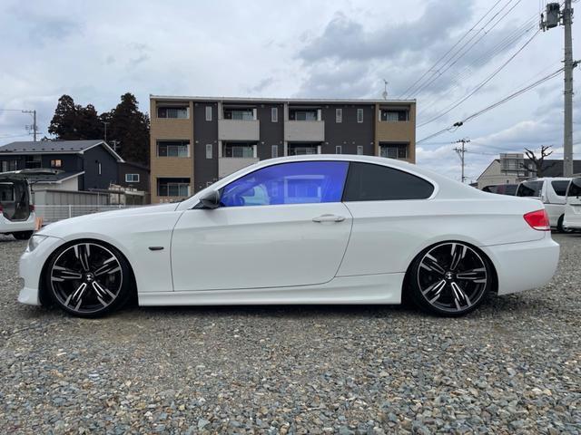 ３シリーズ ３３５ｉ　左ハンドル　ツインターボ　サンルーフ　ＢＬＩＴＺ車高調　シートヒーター付き電動黒革シート　純正ナビ　フルセグＴＶ　バックカメラ　障害物センサー　カロッツェリアＤＶＤプレーヤー　ＥＴＣ（8枚目）
