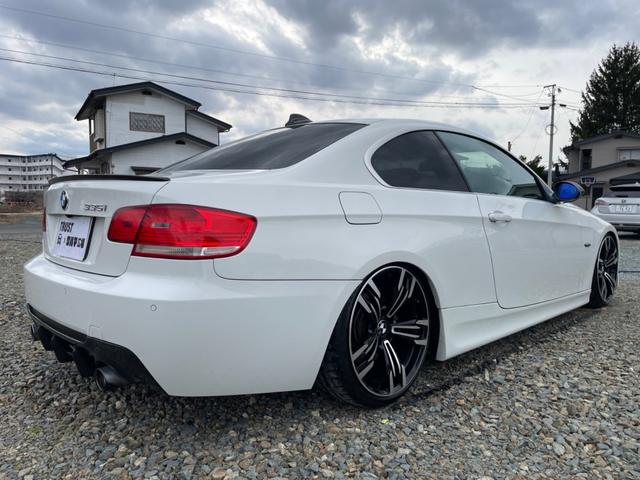 ３シリーズ ３３５ｉ　左ハンドル　ツインターボ　サンルーフ　ＢＬＩＴＺ車高調　シートヒーター付き電動黒革シート　純正ナビ　フルセグＴＶ　バックカメラ　障害物センサー　カロッツェリアＤＶＤプレーヤー　ＥＴＣ（9枚目）