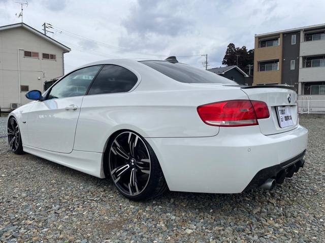 ３シリーズ ３３５ｉ　左ハンドル　ツインターボ　サンルーフ　ＢＬＩＴＺ車高調　シートヒーター付き電動黒革シート　純正ナビ　フルセグＴＶ　バックカメラ　障害物センサー　カロッツェリアＤＶＤプレーヤー　ＥＴＣ（10枚目）