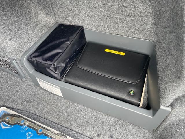 ３シリーズ ３３５ｉ　左ハンドル　ツインターボ　サンルーフ　ＢＬＩＴＺ車高調　シートヒーター付き電動黒革シート　純正ナビ　フルセグＴＶ　バックカメラ　障害物センサー　カロッツェリアＤＶＤプレーヤー　ＥＴＣ（51枚目）