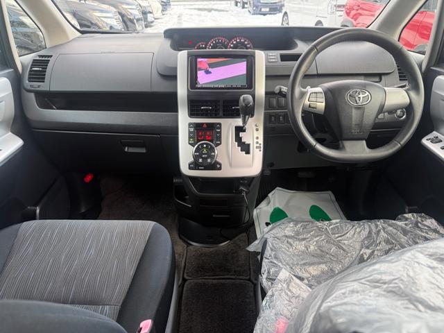 ヴォクシー ＺＳ　煌　切替４ＷＤ　横滑り防止装置　両側電動スライドドア　パドルシフト　ＨＤＤナビ　フルセグＴＶ　バックカメラ　後席モニター　ＥＴＣ（2枚目）