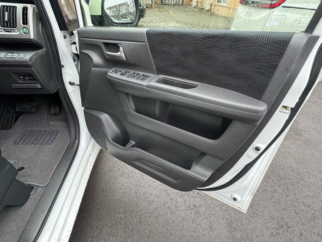 ステップワゴン Ｇ　インターナビ　コンフォートセレクション　２ＷＤ　　両側オートスライドドア　純正ＨＩＤヘッドランプ　純正１０．２インチ後席モニター　純正エンジンスターター（28枚目）