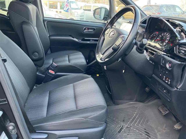 ヴォクシー ＺＳ　煌ＩＩ　４ＷＤ　ＥＴＣ　バックカメラ　ＴＶ　クリアランスソナー　オートクルーズコントロール　レーンアシスト　衝突被害軽減システム　両側電動スライドドア　オートマチックハイビーム　オートライト（9枚目）