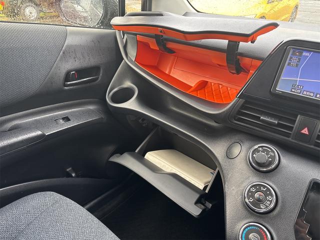 シエンタ Ｘ　４ＷＤ　ドライブレコーダー　バックカメラ　ナビ　ＴＶ　両側スライド・片側電動　キーレスエントリー　３列シート　ＣＶＴ　ＣＤ　ミュージックプレイヤー接続可　Ｂｌｕｅｔｏｏｔｈ　衝突安全ボディ　ＡＢＳ（11枚目）