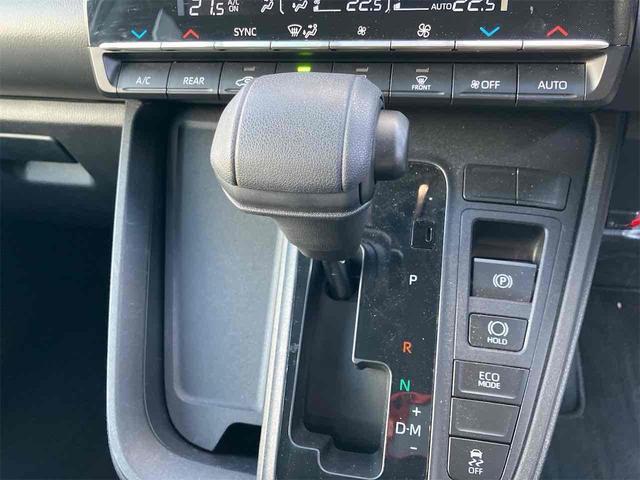 必ず使用するシフトレバー。確りと確認したいですね。