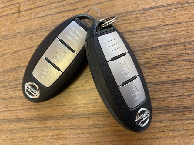 エクストレイル ２０Ｘ　４ＷＤ　アルミホイール　スマートキー　アイドリングストップ　電動格納ミラー　シートヒーター　ＣＶＴ　盗難防止システム　衝突安全ボディ　ＡＢＳ　ＥＳＣ　エアコン　パワーステアリング　パワーウィンドウ（8枚目）