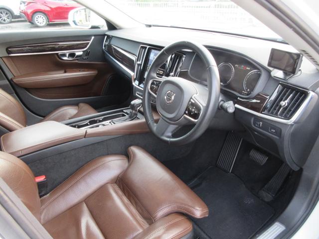 Ｖ９０ Ｔ５　モメンタム　バックカメラ　ナビ　クリアランスソナー　オートクルーズコントロール　パークアシスト　衝突被害軽減システム　アルミホイール　オートマチックハイビーム　オートライト　ＬＥＤヘッドランプ　サンルーフ（2枚目）