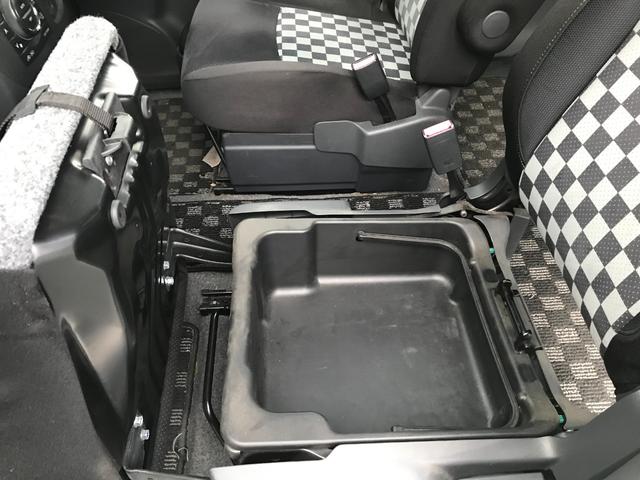 ソリオ ブラック＆ホワイト　４ＷＤ　ＥＴＣ　ナビ　ＴＶ　両側電動スライドドア　オートライト　ＨＩＤ　スマートキー　シートヒーター　フルフラット　ウォークスルー　ＣＶＴ　アルミホイール　ＣＤ　ＤＶＤ再生　ＵＳＢ　盗難防止システム（25枚目）