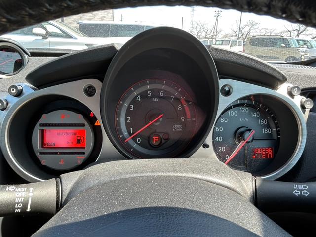 フェアレディＺ ベースグレード　ＥＴＣ　バックカメラ　ナビ　ＡＴ　オートライト　ＨＩＤ　スマートキー　電動格納ミラー　アルミホイール　盗難防止システム　衝突安全ボディ　ＡＢＳ　ＥＳＣ　ＣＤ　ミュージックプレイヤー接続可　エアコン（12枚目）