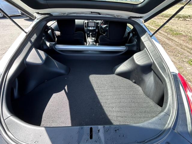 フェアレディＺ ベースグレード　ＥＴＣ　バックカメラ　ナビ　ＡＴ　オートライト　ＨＩＤ　スマートキー　電動格納ミラー　アルミホイール　盗難防止システム　衝突安全ボディ　ＡＢＳ　ＥＳＣ　ＣＤ　ミュージックプレイヤー接続可　エアコン（33枚目）