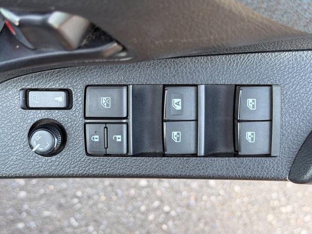 シエンタ Ｘ　４ＷＤ　両側スライド・片側電動　キーレスエントリー　電動格納ミラー　３列シート　ＣＶＴ　アルミホイール　ＣＤ　ＵＳＢ　ミュージックプレイヤー接続可　衝突安全ボディ　ＡＢＳ　ＥＳＣ　エアコン（6枚目）