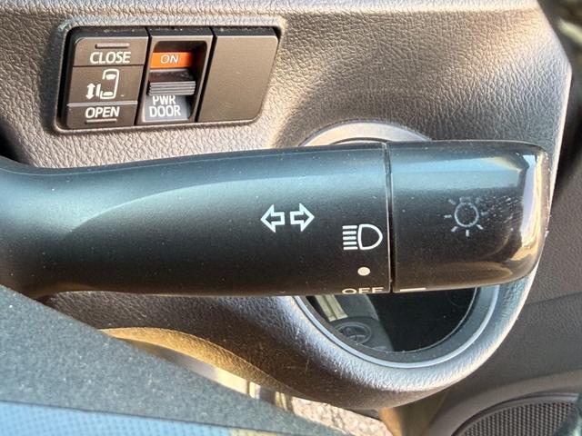 シエンタ Ｘ　４ＷＤ　両側スライド・片側電動　キーレスエントリー　電動格納ミラー　３列シート　ＣＶＴ　アルミホイール　ＣＤ　ＵＳＢ　ミュージックプレイヤー接続可　衝突安全ボディ　ＡＢＳ　ＥＳＣ　エアコン（9枚目）