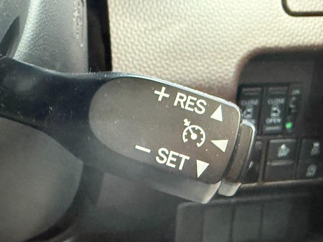 アクセルを踏まなくても設定した速度で走行可能なオートクルーズコントロールを装備しています！ロングドライブでも運転が楽になります。ブレーキやシフト操作でも解除可能です！