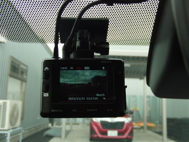 カローラクロス ハイブリッド　Ｚ　４ＷＤ　寒冷地　衝突被害軽減システム　メモリーナビ　バックカメラ　フルセグ　ＬＥＤヘッドランプ　アルミホイール　ドラレコ　スマートキー　オートクルーズコントロール　ＥＴＣ　盗難防止装置　電動シート（8枚目）