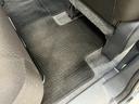 運転席側リアフロアマットです。使用感が御座います。ご納車前に徹底的に室内清掃してご納車いたします。