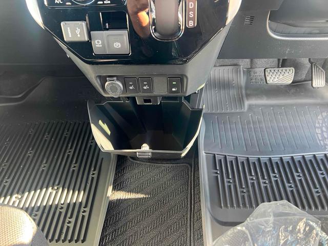 ルーミー カスタムＧ　４ＷＤ　ＥＴＣ　全周囲カメラ　ＴＶ　両側電動スライドドア　クリアランスソナー　オートクルーズコントロール　衝突被害軽減システム　アルミホイール　オートライト　ＬＥＤヘッドランプ　スマートキー（10枚目）