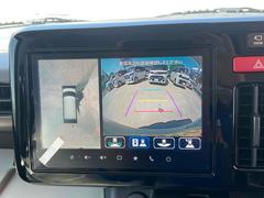 【全方位型モニター】クルマを上空から見下ろしているかのように、直感的に周囲の状況を把握できる全方位型モニター。狭い場所での駐車でも周囲が映像で確認できます。 5