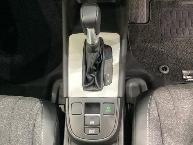 フィット ｅ：ＨＥＶホーム　純正メモリーナビ、中古スタッドレスタイヤ、ドライブレコーダー前後装着＋ＥＴＣ付　当社デモカー（9枚目）