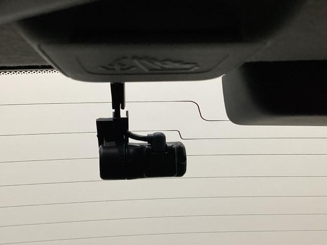 フィット ｅ：ＨＥＶホーム　純正メモリーナビ、中古スタッドレスタイヤ、ドライブレコーダー前後装着＋ＥＴＣ付　当社デモカー（18枚目）