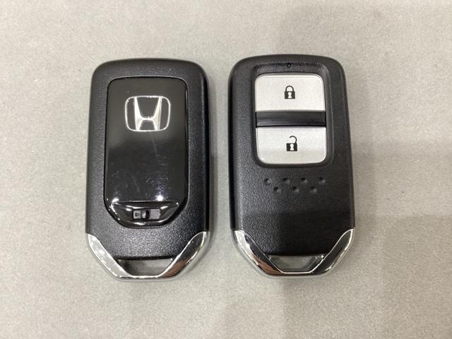 フィット ｅ：ＨＥＶホーム　４ＷＤ　ナビ　ＴＶ　バックカメラ　衝突被害軽減システム　オートクルーズコントロール　クリアランスソナー　ＬＥＤヘッドライト　光触媒抗菌消臭施工済（14枚目）