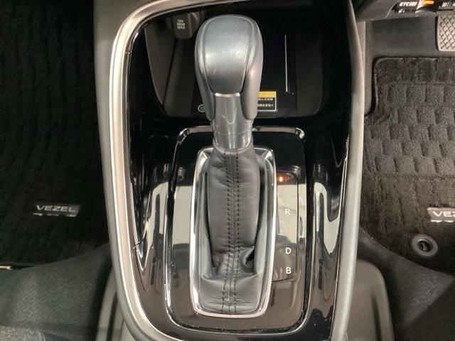 ヴェゼル ｅ：ＨＥＶＺ　ＥＴＣ　エンジンスターター　純正メモリーナビ　純正アルミホイール　シートヒーター　クルーズコントロール　横滑り防止　障害物センサー　バックカメラ　純正キーレス　４ＷＤ　ＬＥＤヘッドライト　ホンダセンシ（9枚目）