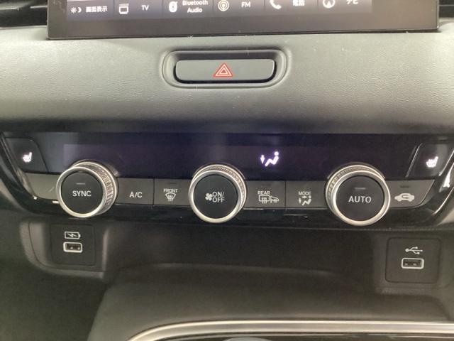 ヴェゼル ｅ：ＨＥＶＺ　ＥＴＣ　エンジンスターター　純正メモリーナビ　純正アルミホイール　シートヒーター　クルーズコントロール　横滑り防止　障害物センサー　バックカメラ　純正キーレス　４ＷＤ　ＬＥＤヘッドライト　ホンダセンシ（11枚目）