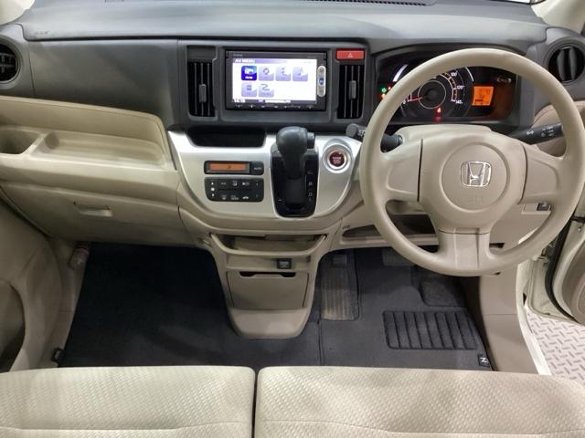 車内は光触媒抗菌消臭施工済です。インパネ周りはスタイリッシュなデザインで機能や装備も充実しています。グローブボックスやカップホルダーのほかにトレーなどたくさんの収納スペースが付いています。