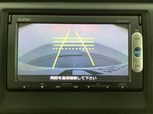 バックでの車庫入れも安心です！　リアカメラが付いているバックモニター付のナビを装備しております。操作線もついており距離感も画面から確認できます。