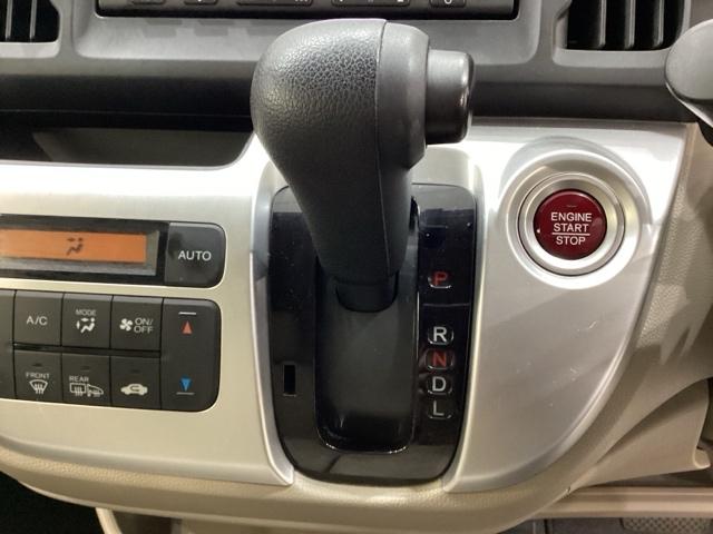 ＣＶＴ車のセレクトレバーです。低速から高速まで、変速ショックのないスムーズな走りを実現するとともに、エンジン効率のよい領域を維持することで燃費にも貢献します。