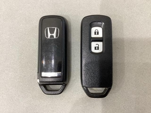 スマートキーを装備しています。鍵を差し込むことなくドアロックの開け閉めと、スタートボタン操作でのエンジンスタートができます。スペアキーも同じものを用意しております。