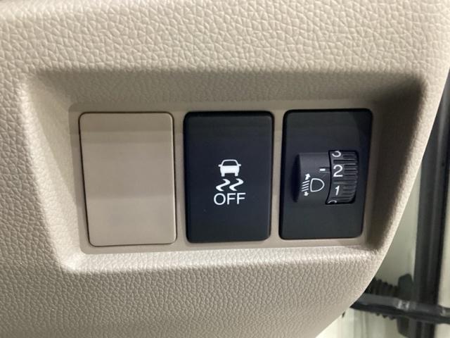 ハンドルの右側にはヘットライトリベライザーとＨｏｎｄａセンシング用のＶＳＡ解除スイッチなどがついています。ヘッドライトリベライザーは道路状況や積荷の加重に応じてライトの高さを調節できます。