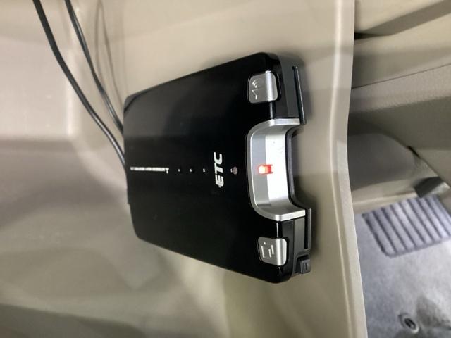 グローブＢＯＸ内のカードの取り出しもしやすい場所にＥＴＣがついています。高速道路の料金所の通過もラクラクです！。