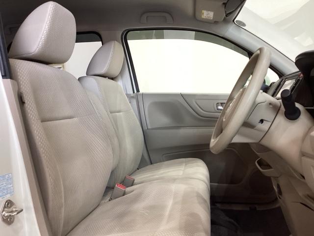 広い足元に肘掛けもついたゆったり座れるシートです。運転席と助手席の間が空いているため、助手席側への移動がスムーズです。交通量の多い道でも、助手席側から乗り降りができます。