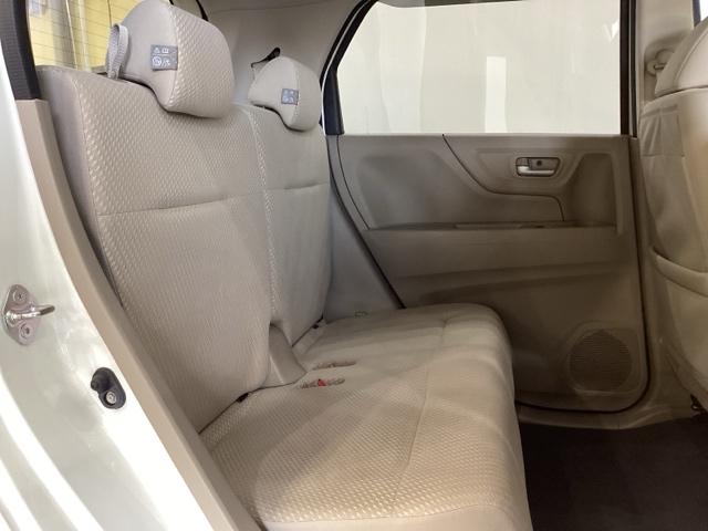 リアシートは前後にスライドが可能で、背もたれの角度調節もついています。お好みの位置でゆったりお乗りいただけます。座面の下には靴や傘などが置けるように大型のトレーがあります。