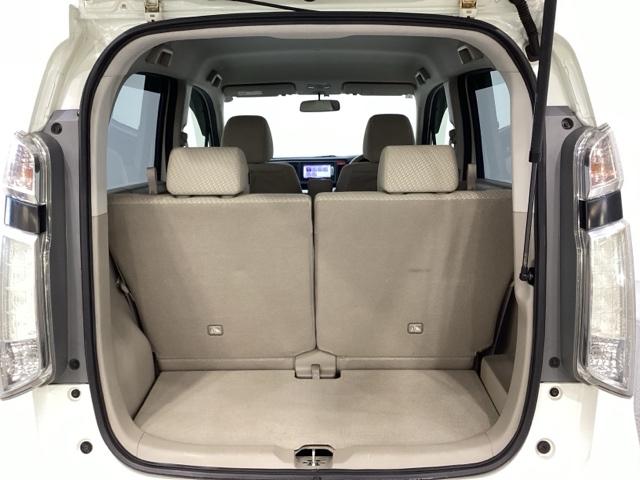 開口部も広く荷物の積み下ろしもしやすいお車となっております。シートを前方にスライドさせれば、さらに荷室を広げられます。また、床下にも収納スペースがあります。