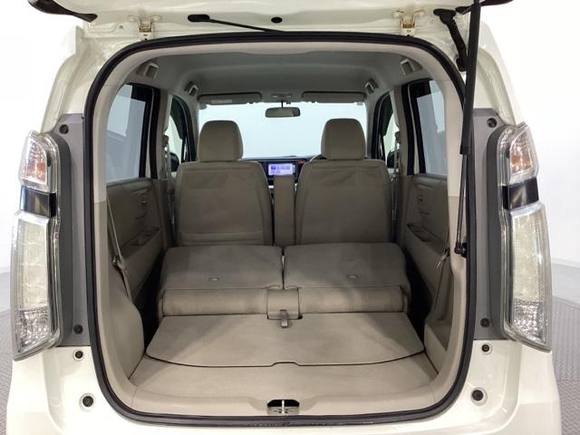 リアシートの背もたれを倒してさらに広々としたトランクスペースになります。段差も少なく荷物の出し入れもしやすくなっています。