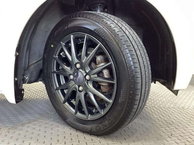 精悍なデザインのアルミホイール（社外品）を装備しています。足元を引き立てて、美しいボディラインを一層引き締めてくれています。