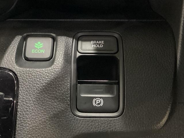 セレクトレバーの右に電子制御パーキングブレーキがあります。スイッチひとつで、停車した地点の傾斜などをシステムが検知・判断してブレーキ力を自動的に最適制御し、しっかり停車できるパーキングシステムです。